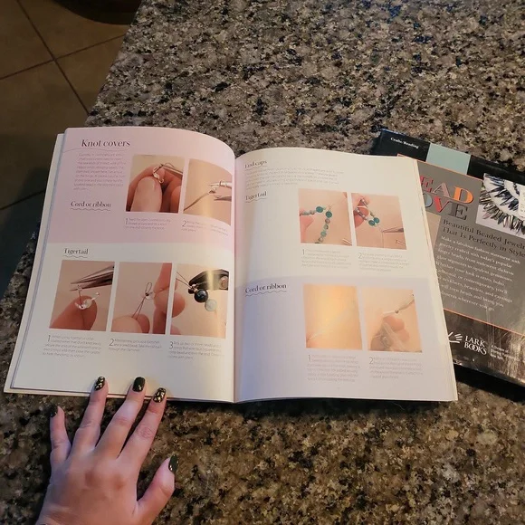 SOLD - 3/$25 ✨️ Set of 2 Beaded Jewelry Books - Picture 8 of 13